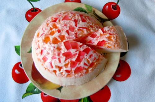 Желейный торт с фруктами и бисквитом