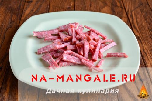 Салат с корейской морковью и копченой колбасой. Острый салат «Затейница» из моркови с колбасой и чесноком