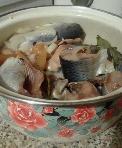 Как солить сельдь в домашних условиях быстро. Как засолить свежую селедку в домашних условиях быстрым способом (всего за 2 часа)