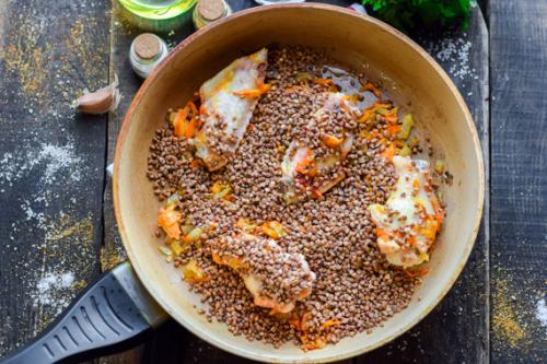 Гречка с курицей на сковороде