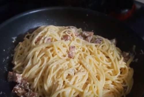 Спагетти со сливочным соусом и беконом. Паста Карбонара с беконом — рецепт со сливками