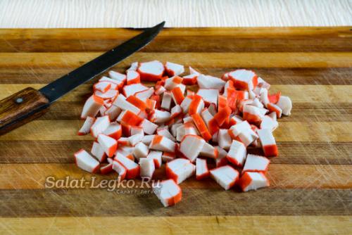 Тарталетки с крабовыми палочками и сыром и яйцом и чесноком. Тарталетки с крабовыми палочками и плавленным сыром