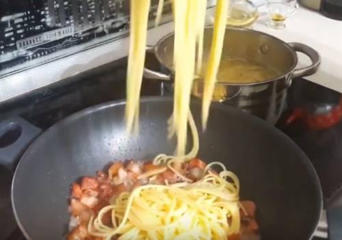 Спагетти со сливочным соусом и беконом. Паста Карбонара с беконом — рецепт со сливками