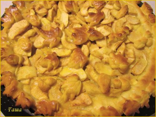 Дрожжевой пирог с карамелизированными яблоками.