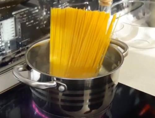 Спагетти со сливочным соусом и беконом. Паста Карбонара с беконом — рецепт со сливками