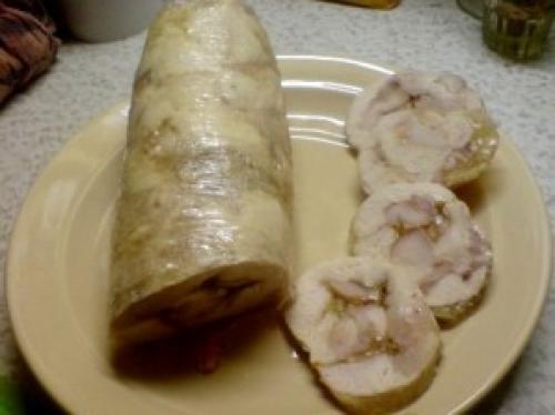 Куриный рулет с желатином в пищевой пленке. Куриный рулет с желатином