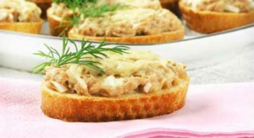 Бутерброды с консервой и соленым огурцом. Горячие бутерброды из рыбных консервов в духовке