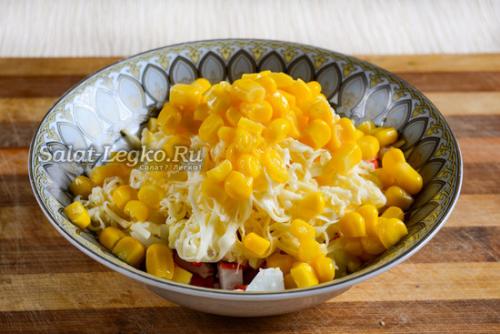 Тарталетки с крабовыми палочками и сыром и яйцом и чесноком. Тарталетки с крабовыми палочками и плавленным сыром