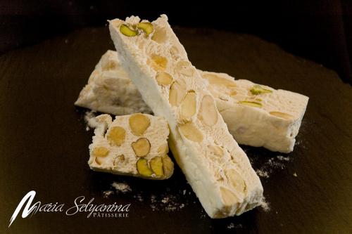 Чем заменить мед в нуге. Nougat blanc de Montelimar, белая Монтелимарская нуга.