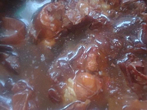Куриные крылышки в луковой шелухе.