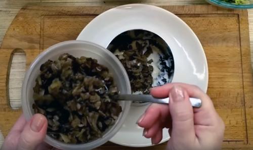 Салат с грибами слоями. Слоёный салат с жареными грибами шампиньонами: пошаговый рецепт