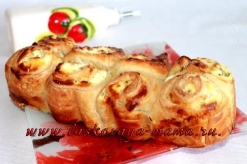 Закусочный пирог из слоеного теста. Закусочный пирог с сыром