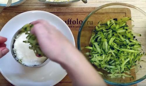 Салат с грибами слоями. Слоёный салат с жареными грибами шампиньонами: пошаговый рецепт