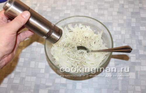 Как посолить селедку в банке с луком. Приготовление селедки с луком Дальше, все приготовление закуски сводится к нарезке филе, маринованию в уксусе лука и укладки селедки с луком в банку.