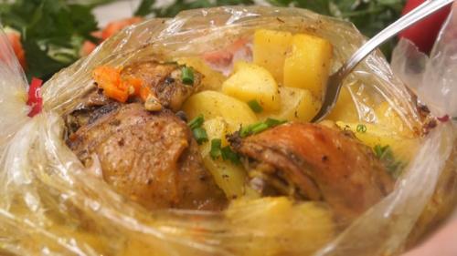 Мясо запеченное с овощами в духовке. Мясо, тушенное с овощами в рукаве в духовке