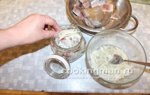 Как посолить селедку в банке с луком. Приготовление селедки с луком Дальше, все приготовление закуски сводится к нарезке филе, маринованию в уксусе лука и укладки селедки с луком в банку.