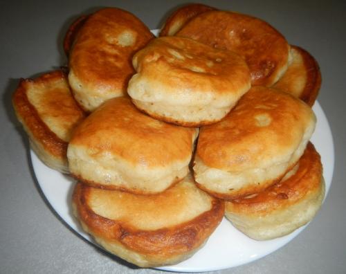 Пышные оладьи на разогретом кефире. Пышные оладьи на горячем кефире с яйцом