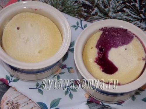 Творожный пудинг в микроволновке со смородиной