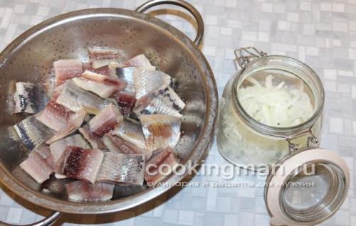 Как посолить селедку в банке с луком. Приготовление селедки с луком Дальше, все приготовление закуски сводится к нарезке филе, маринованию в уксусе лука и укладки селедки с луком в банку.