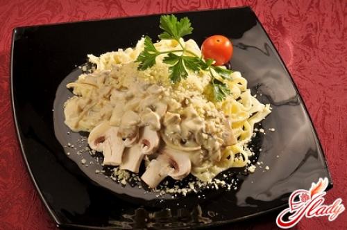 Спагетти со сливочным соусом грибами и ветчиной. Феттучини с ветчиной и грибами в сливочном соусе