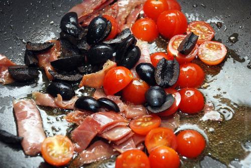 Паста с ветчиной и помидорами. Ингредиенты (на 2 порции)