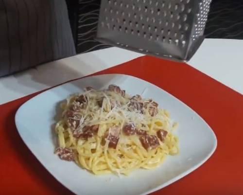 Спагетти со сливочным соусом и беконом. Паста Карбонара с беконом — рецепт со сливками