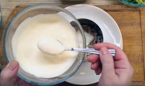 Салат с грибами слоями. Слоёный салат с жареными грибами шампиньонами: пошаговый рецепт