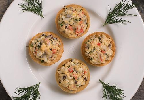 Тарталетки с крабовыми палочками — рецепт закуски в тарталетках с крабовыми палочками, яйцом, сыром и чесноком
