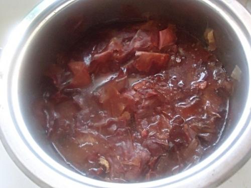 Куриные крылышки в луковой шелухе.