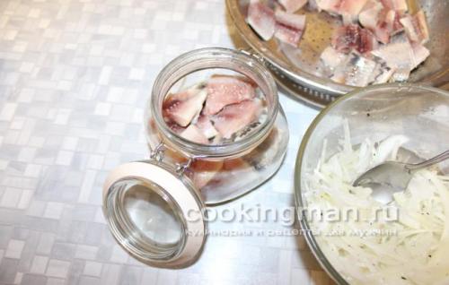 Как посолить селедку в банке с луком. Приготовление селедки с луком Дальше, все приготовление закуски сводится к нарезке филе, маринованию в уксусе лука и укладки селедки с луком в банку.