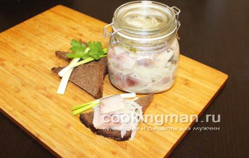 Как посолить селедку в банке с луком. Приготовление селедки с луком Дальше, все приготовление закуски сводится к нарезке филе, маринованию в уксусе лука и укладки селедки с луком в банку.