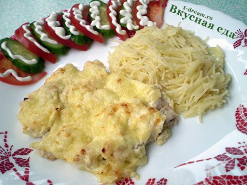 Куриное филе, запеченное со сметаной и сыром