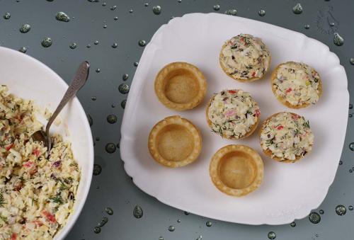 Тарталетки с крабовыми палочками — рецепт закуски в тарталетках с крабовыми палочками, яйцом, сыром и чесноком