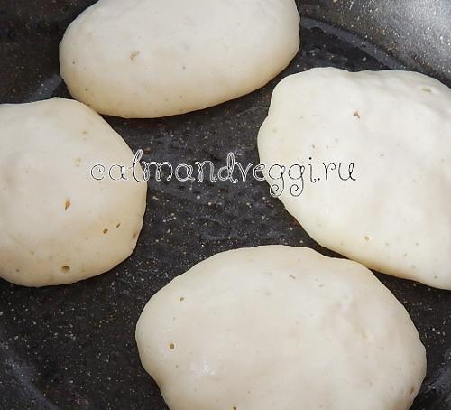 Самые пышные оладьи на кефире без яиц. Пышные оладьи без яиц на кефире — простой и быстрый рецепт