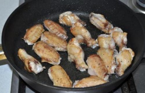 Тушеные куриные крылышки