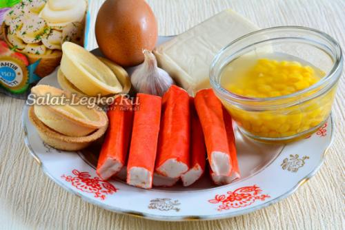 Тарталетки с крабовыми палочками и сыром и яйцом и чесноком. Тарталетки с крабовыми палочками и плавленным сыром