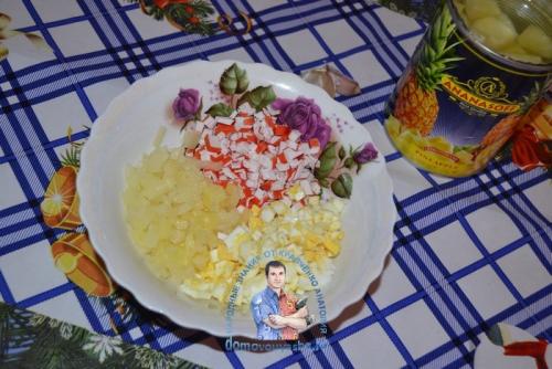 Тарталетки с крабовыми палочками и кукурузой. Закусочные тарталетки с крабовыми палочками, ананасом, сыром и чесноком