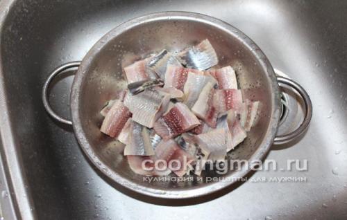 Как посолить селедку в банке с луком. Приготовление селедки с луком Дальше, все приготовление закуски сводится к нарезке филе, маринованию в уксусе лука и укладки селедки с луком в банку.