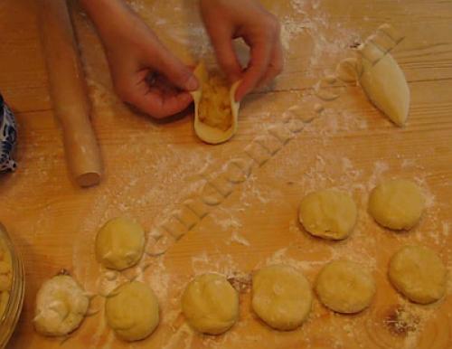 Пирожки жареные из творожного теста с яблоками. Жареные творожные пирожки с яблоками