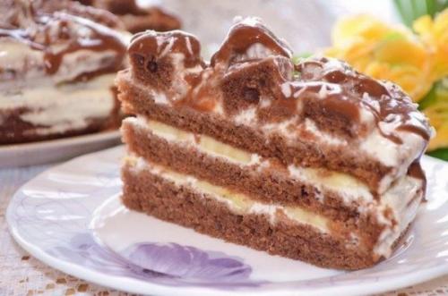 Банановый торт с шоколадной глазурью. Бисквитный шоколадно банановый торт с глазурью