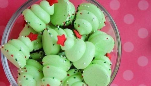 Елочки из безе к новому году яркий рецепт.