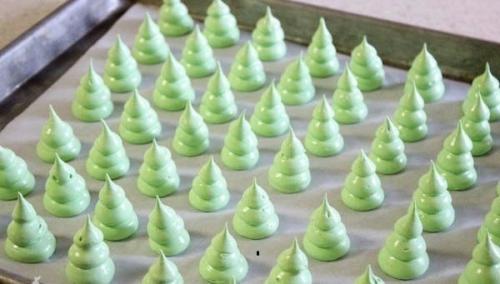 Елочки из безе к новому году яркий рецепт.