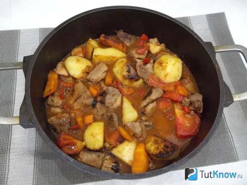 Жаркое в духовке без обжарки. Жаркое с мясом и картофелем в духовке