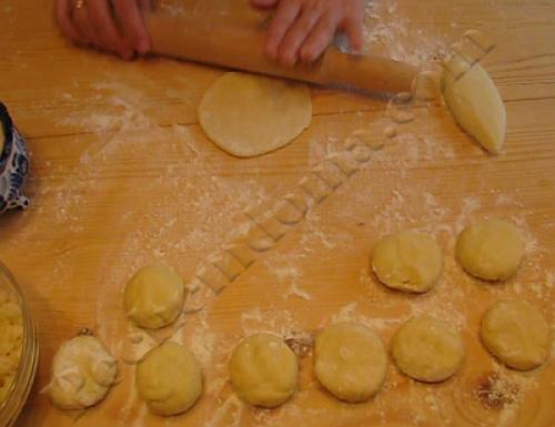 Пирожки жареные из творожного теста с яблоками. Жареные творожные пирожки с яблоками