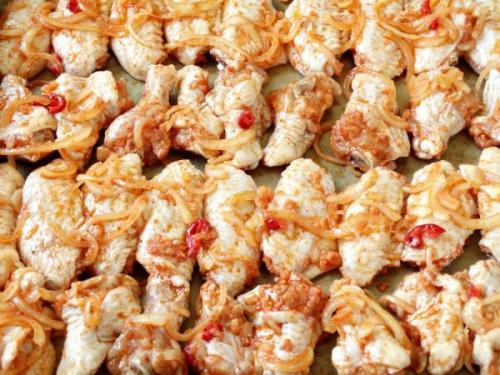 Куриные крылышки в луковой шелухе. Куриные крылышки в чесночно-луковом маринаде