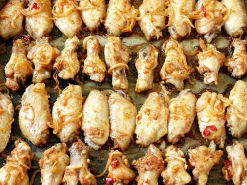 Куриные крылышки в луковой шелухе. Куриные крылышки в чесночно-луковом маринаде
