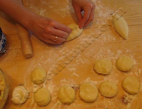 Пирожки жареные из творожного теста с яблоками. Жареные творожные пирожки с яблоками