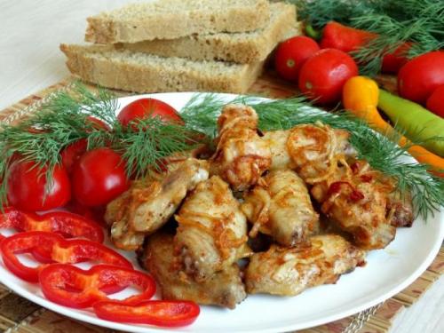 Куриные крылышки в луковой шелухе. Куриные крылышки в чесночно-луковом маринаде
