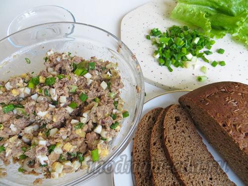 Салат с рыбной консервой и яйцом. Рецепт 2, простой: салат рыбный с яйцом и луком