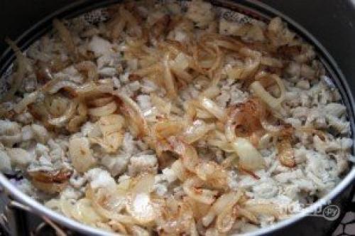 Салат с отварной рыбой. Рыбный салат из отварной рыбы